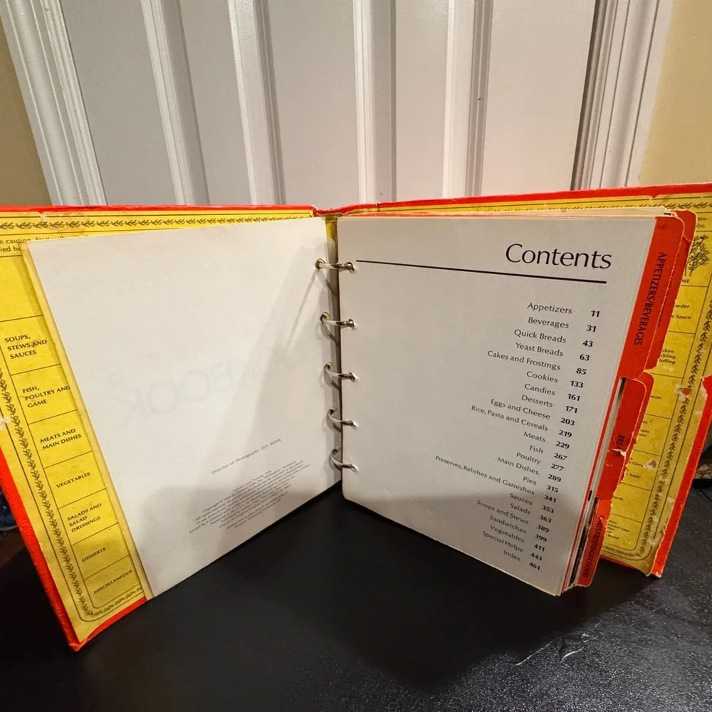 Vintage Betty Crocker's Cookbook twenty sixth printing 1976 5 ring binder book